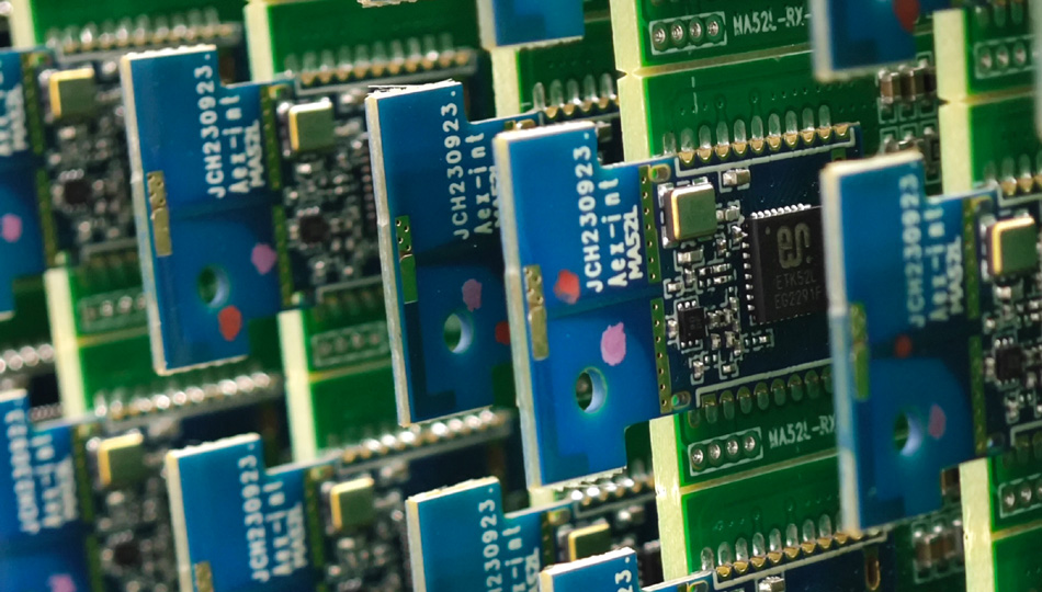 Како фабриките за PCBA се справуваат со производствените потреби на високо сложени дизајни на кола?